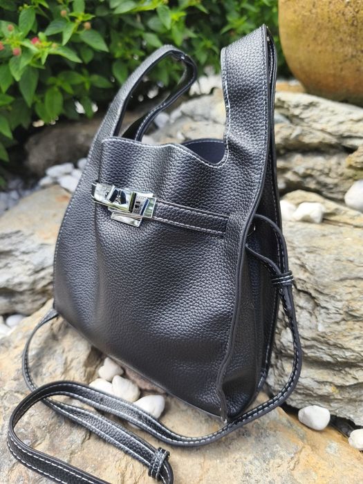 bolsa preta  texturizado, estilo sacola, com alças duplas