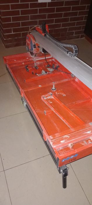 Przecinarka Norton Clipper 232 L długość cìęcia 120 cm, stół do cięcia