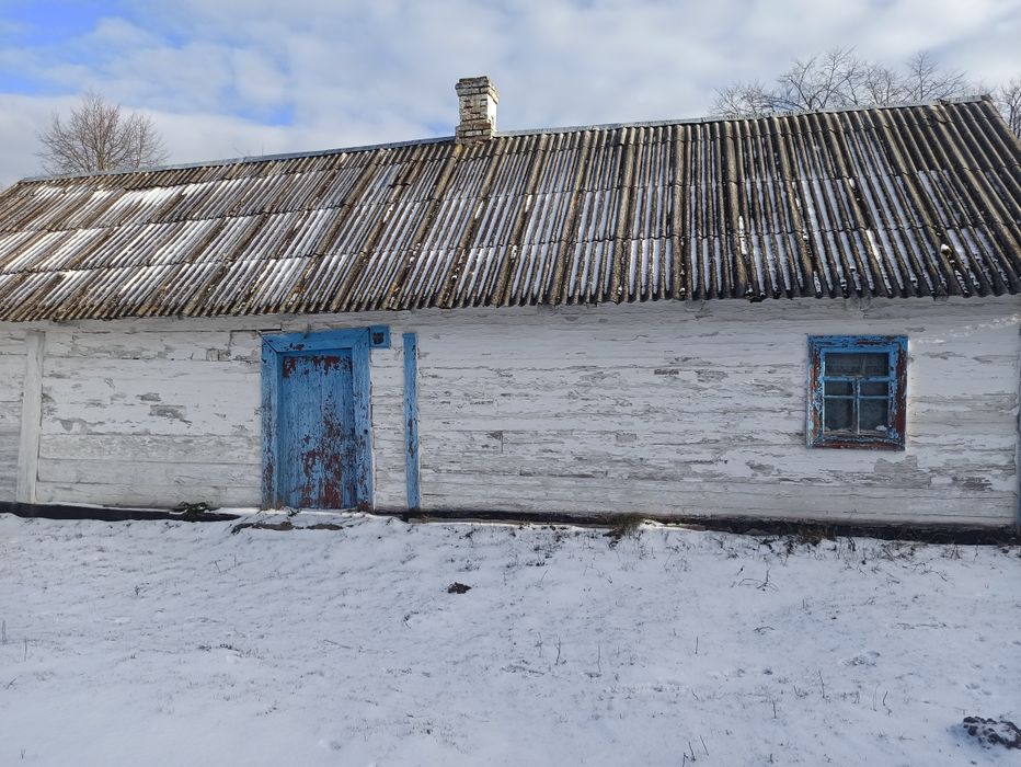 Продам хату з надвірними будівлями.