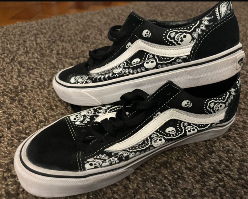 Ténis com caveiras da Vans