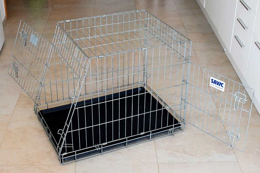 Jaula de transporte e viagem para cão de porte médio.