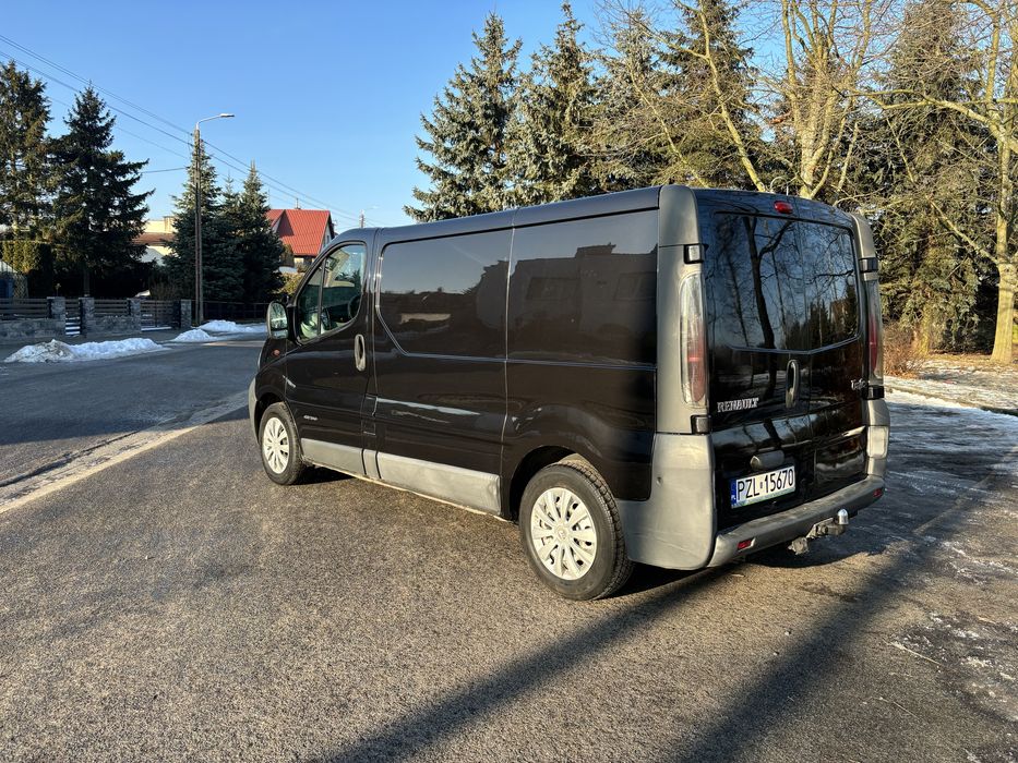 2002 bus Renault Trafic z regałami
