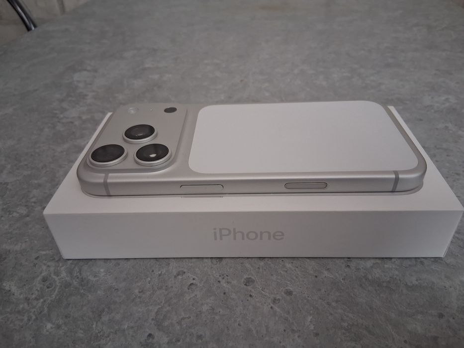 Iphone 17 pro silver 256 GB GW  jak nowy