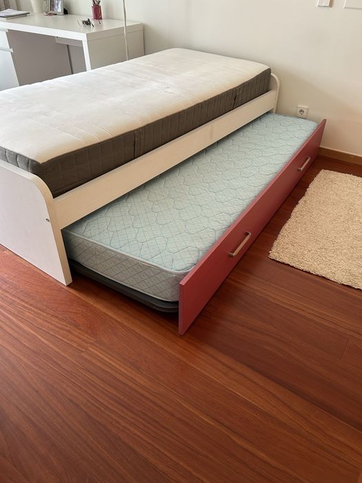 Cama dupla com colchões