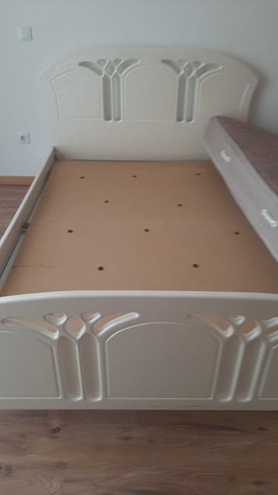 Cama de casal com acabamento termolacado na côr pérola incluindo colchão