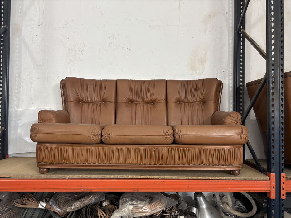 Conjunto sofá cama de pele e duas poltronas