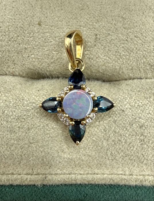 Złota zawieszka z opalem, szafirami i cyrkoniami