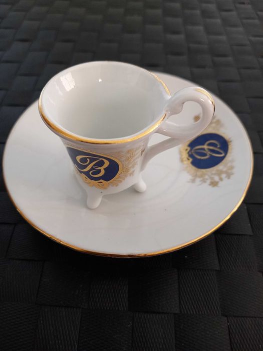 Conjunto de chávena e pires de porcelana