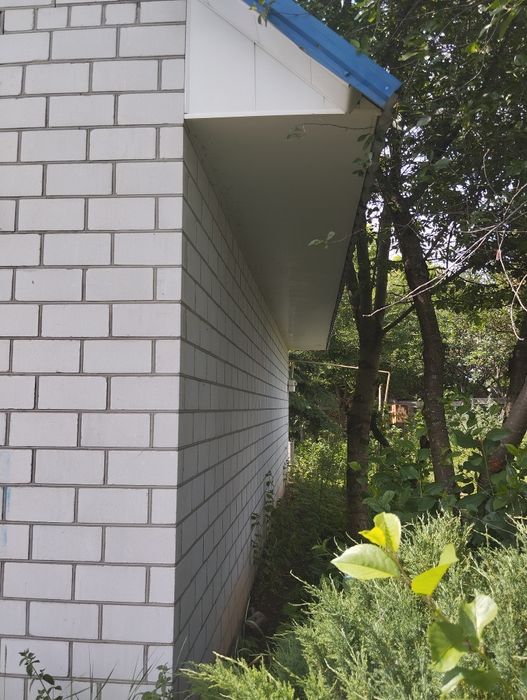 Продам в тихом красивом месте Нововодолажском района  дом  с ставком