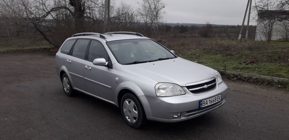 Автомобіль гаражного зберігання. Оснащений двигуном 1.8, встановлено газове обладнання 4 покоління. Повна комплектація яка включає: підсилювати керма, 4 ел. склопідйомники, клімат- контроль, підігріви, та електорегулювання дзеркал заднього виду, ABS, подушки безпеки, регулювання водійського сидіння за висотою, центральний замок, противотуманки. Додатково встановлена сигналізація, велика нова магнітола з карплей. Автомобіль повністю підготовлений до зими: заміна масла, фільтрів, зимова резина в відмінному стані. Авто без зауважень. Ходова частина на відмінно. Вкладень не потребує! ВЛАСНИК.