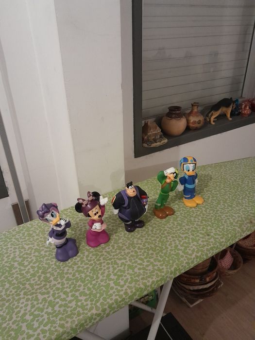Vendo Cinco Bonecos muito bonitos como novos