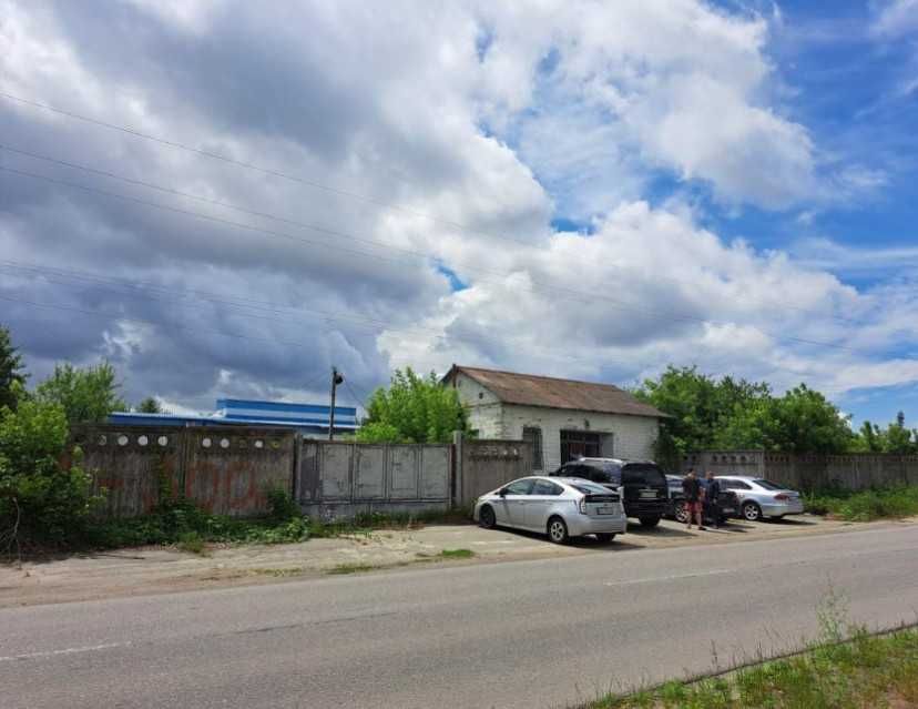 Комерційне приміщення з територією 67 сот земля у власности