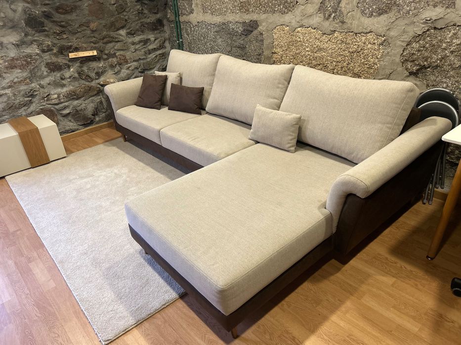 Sofá com chaise-long