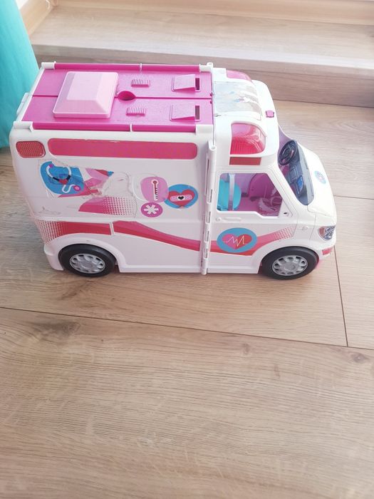 Karetka pogotowia Barbie.