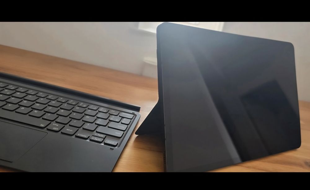 Galaxy Tab S8 com capa reclado e touchpad