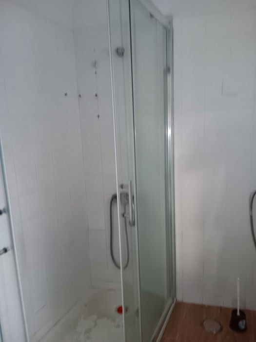 Cabine de duche com pouco uso