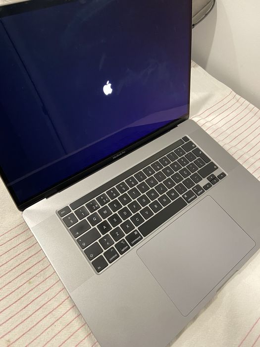 MacBook Pro 16” 2019 Space Gray – i7 6-Core / 16GB RAM / 512GB SSD / Excelente Estado