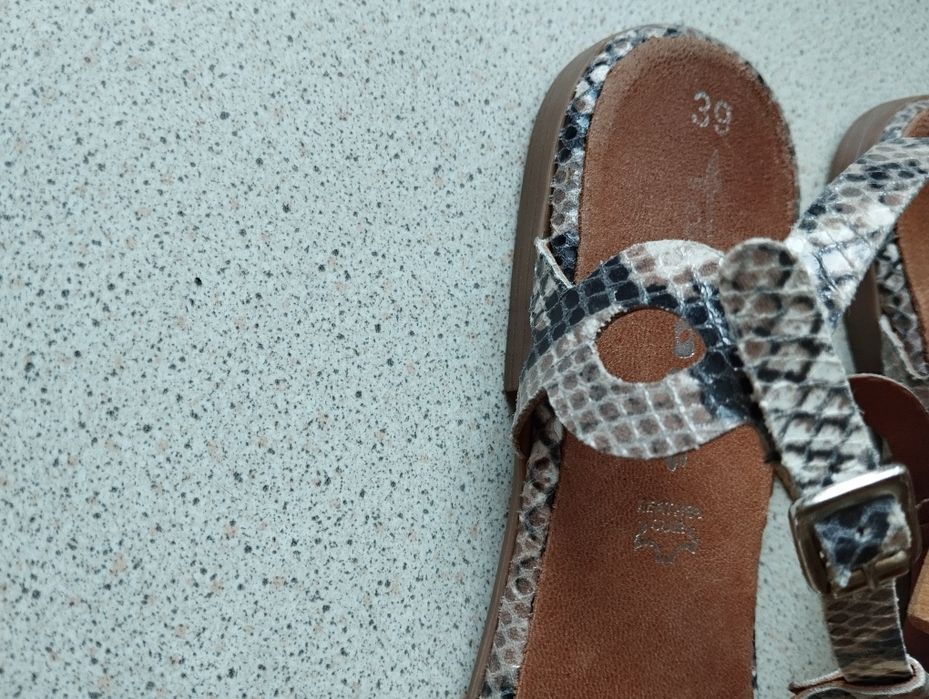 Sandały damskie ze skóry marki Tamaris rozmiar 39.