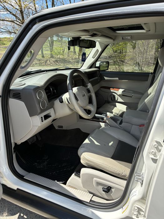 Commander 5,7 Hemi