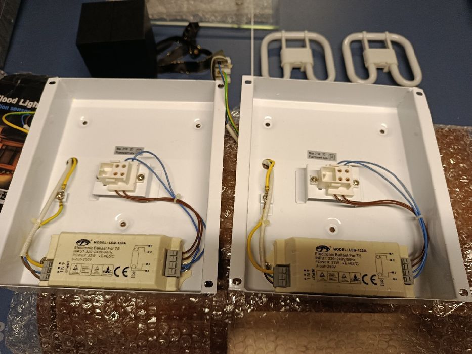 Świetlówka kompaktowa 2D  21W .