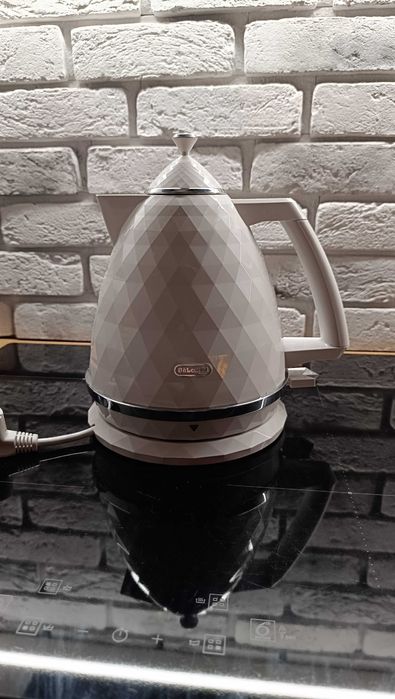 Czajnik DELONGHI Brillante Exclusive KBJX2001W