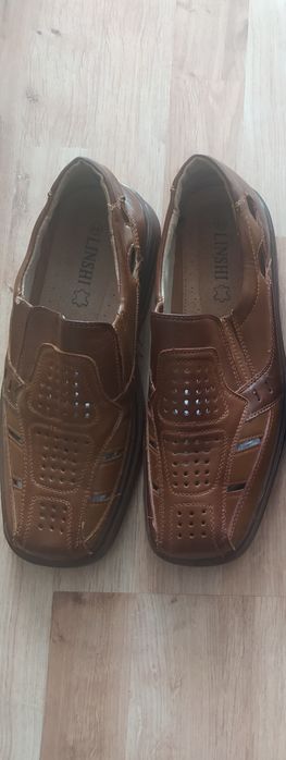 Męskie buty skurzane.