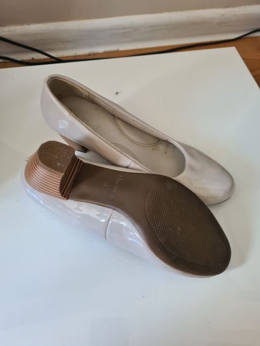 Clara barson beżowe lakierki 36