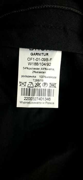 Męski granatowy garnitur.