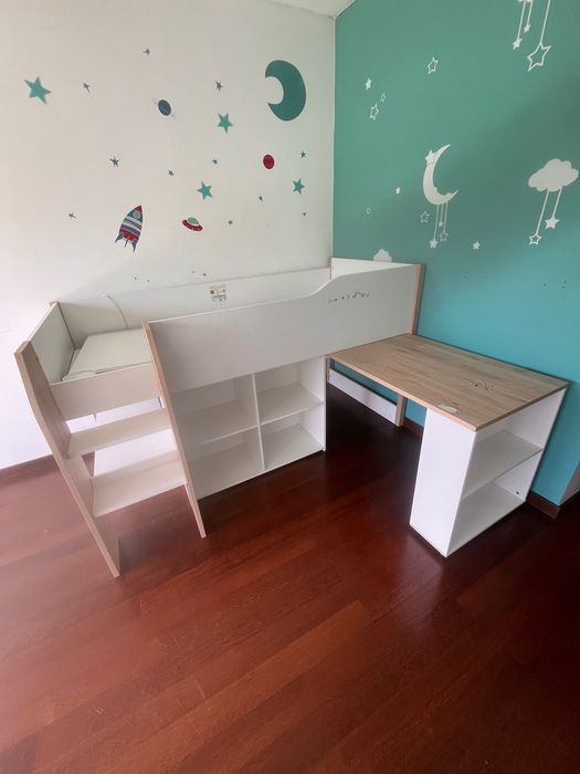 Cama alta com arrumos e secretária