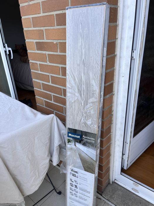 Pavimento flutuante cinza