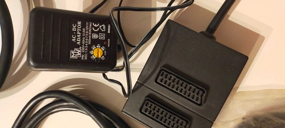11 Cabos SCART com diferentes tamanhos e adaptor AC-DC