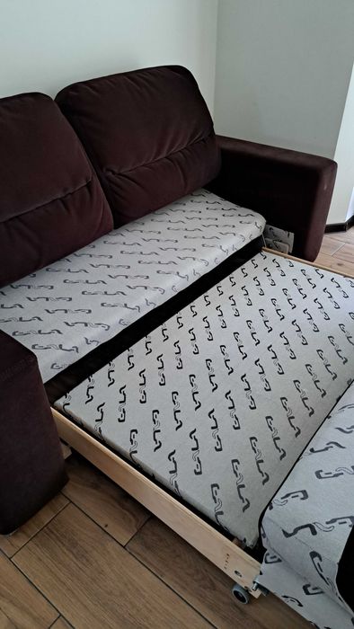 Bardzo wygodna sofa z funkcją spania i pojemnikiem na pościel