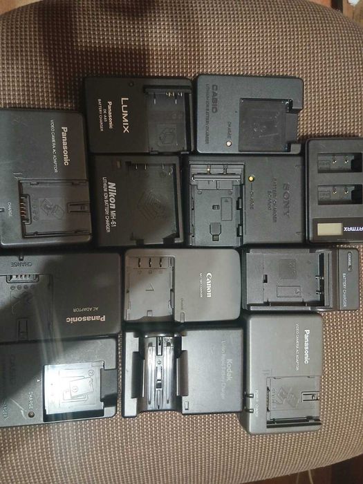 Зарядки до електроніки фото та відео камер