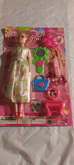 Boneca com Chapéu ou espelho ou violino