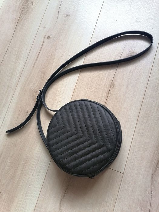 Torebka czarna okrągła na ramię