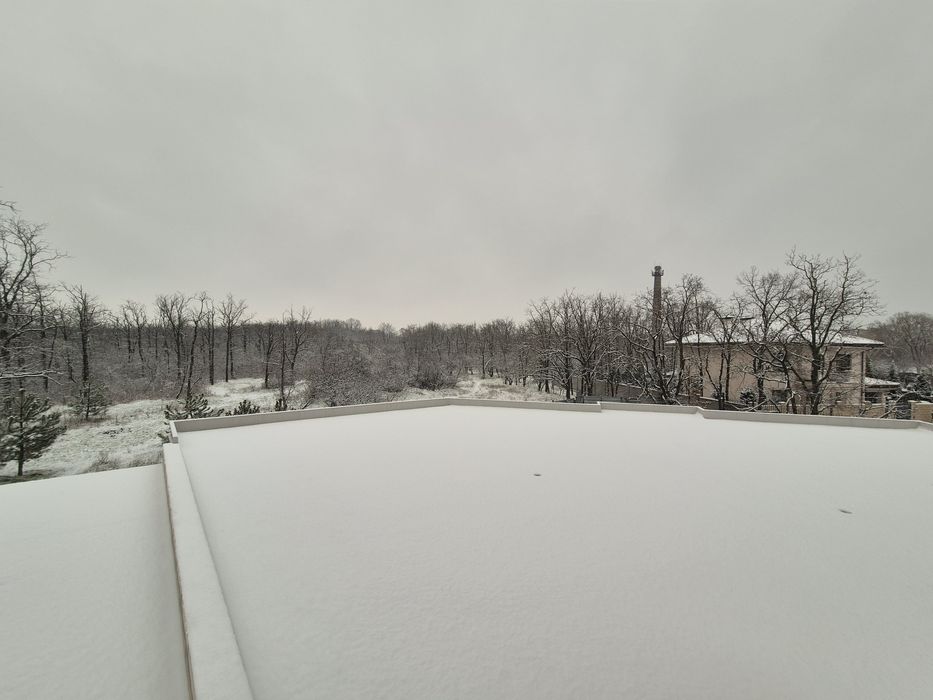 Продам здание + 6 соток. Выход в лес.