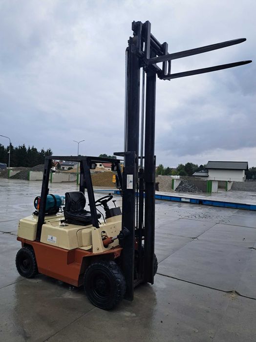 Wózek widłowy Nissan 2,5 tony przesuw gaz