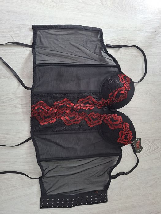 Gorset czarny z czerwoną koronką