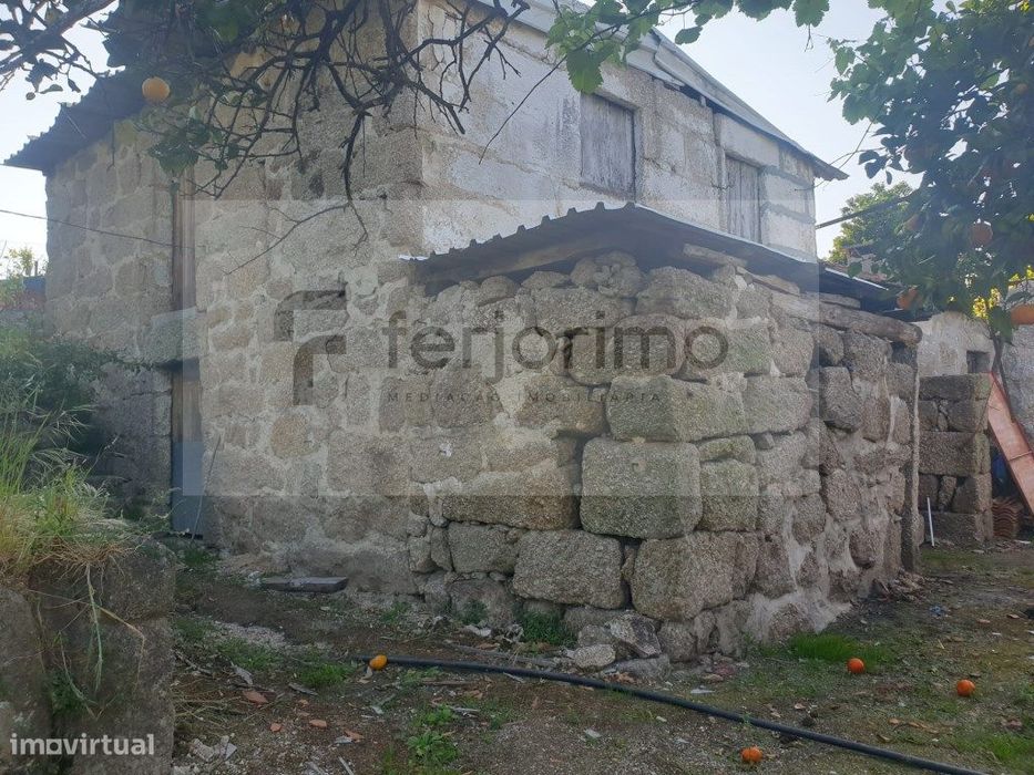 Small estate with a house for restoration featuring stone details, for restoration with extensive land in an area with excellent solar exposure.
