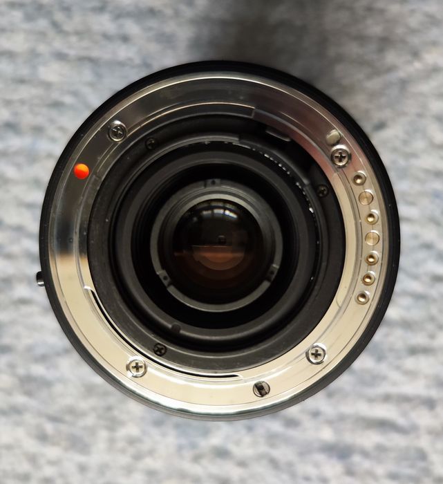 Obiektyw Sigma z osłoną przeciwsłoneczną Pentax