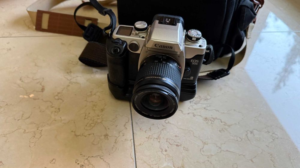 Canon EOS 50e com lente 28-80mm