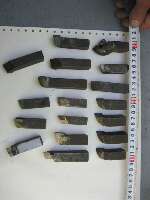 Продам резцы токарные маленькие цена за всё