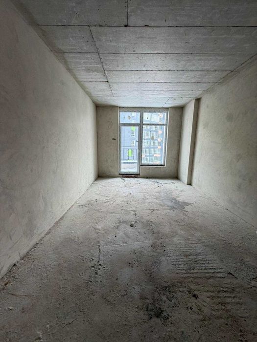 Велика трикімнатна квартира 100 м2 біля озера.