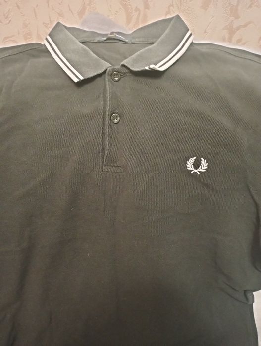 Фирменная футболка черного цвета