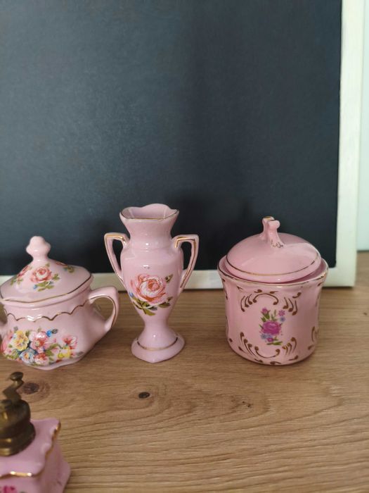 Zestaw miniatur kolekcjonerskich z różowej porcelany Czechy
