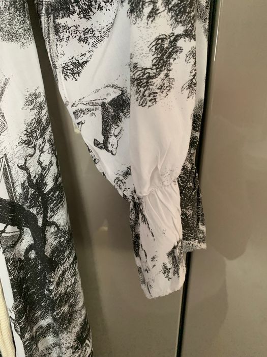 Sukienka z asymetrycznym dołem boki krótsze biało czarna motyw drzewa