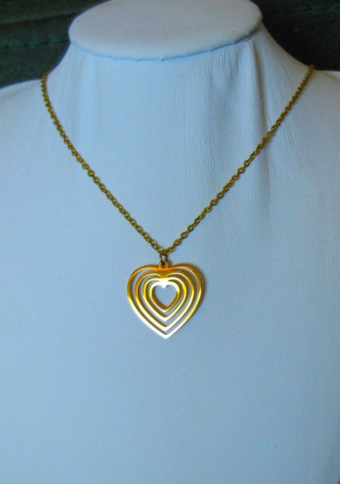 Colar Aço Dourado c/ Coração Triplo NOVO