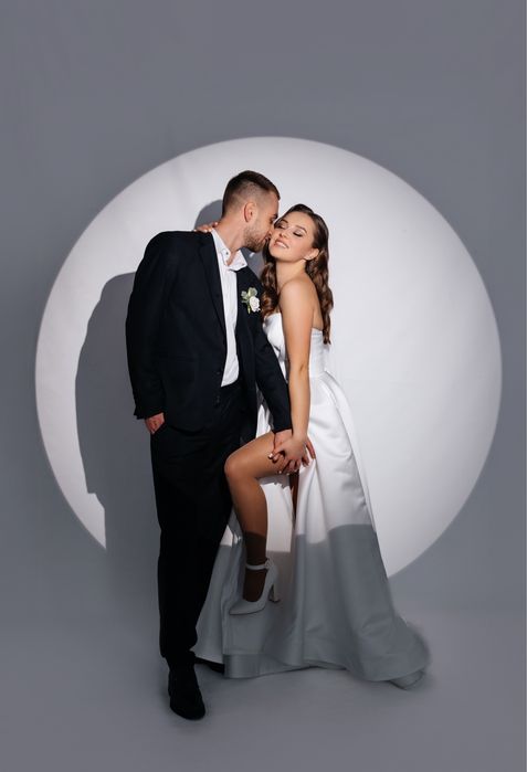 Весільня сукня з вирізом