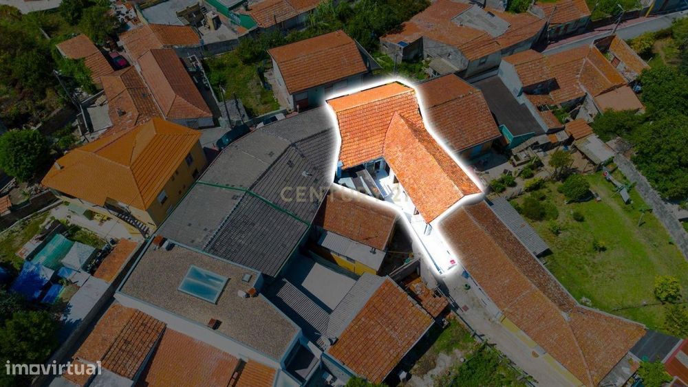 Moradia com 2 Habitações + Espaço para Comércio e Serviços | Baguim do