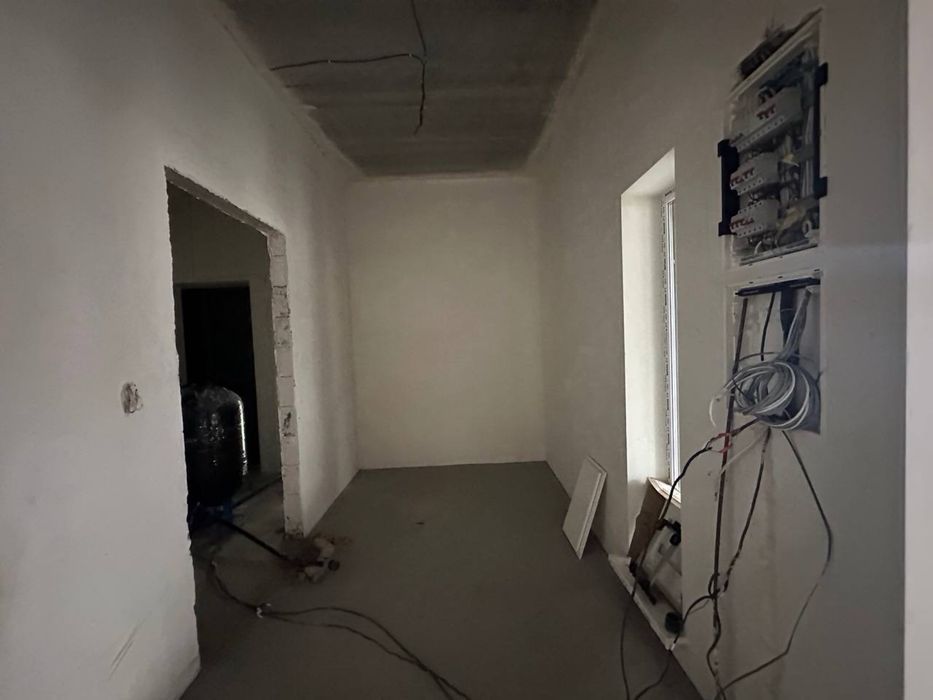 Продаж будинку у Ходосівці біля лісу та озера, закрита територія